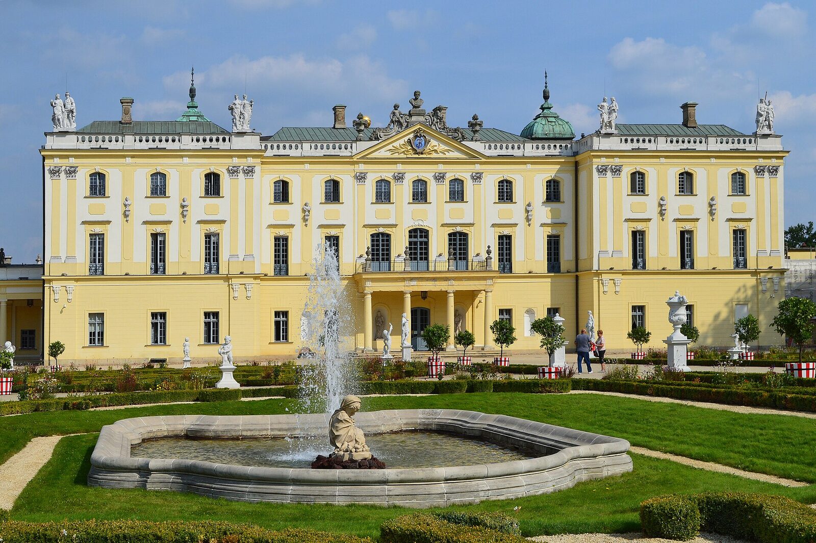 Palác Branických v Białystoku s fontánou a barokní zahradou