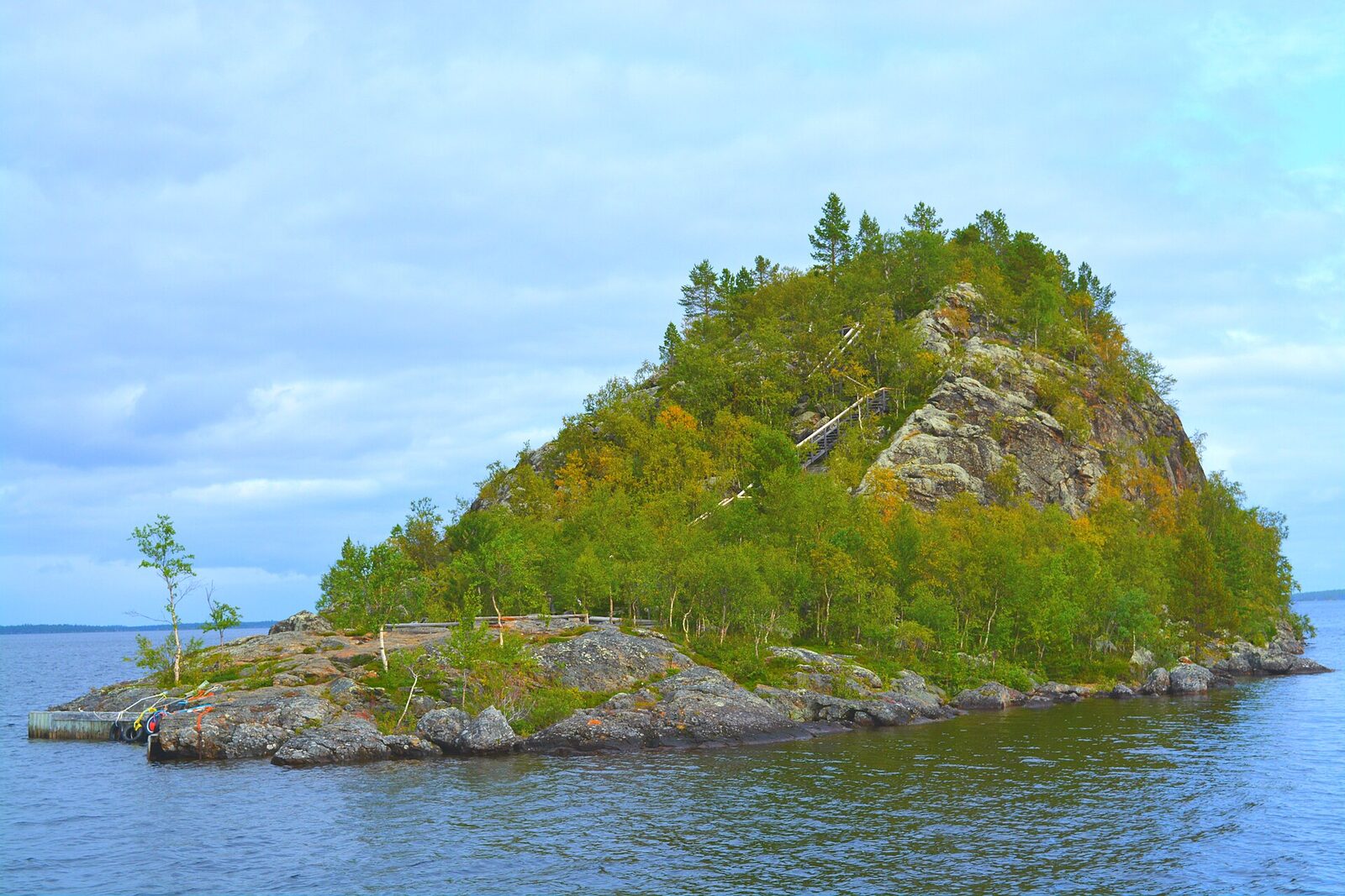 Ostrov Ukonsaari na jezeře Inari