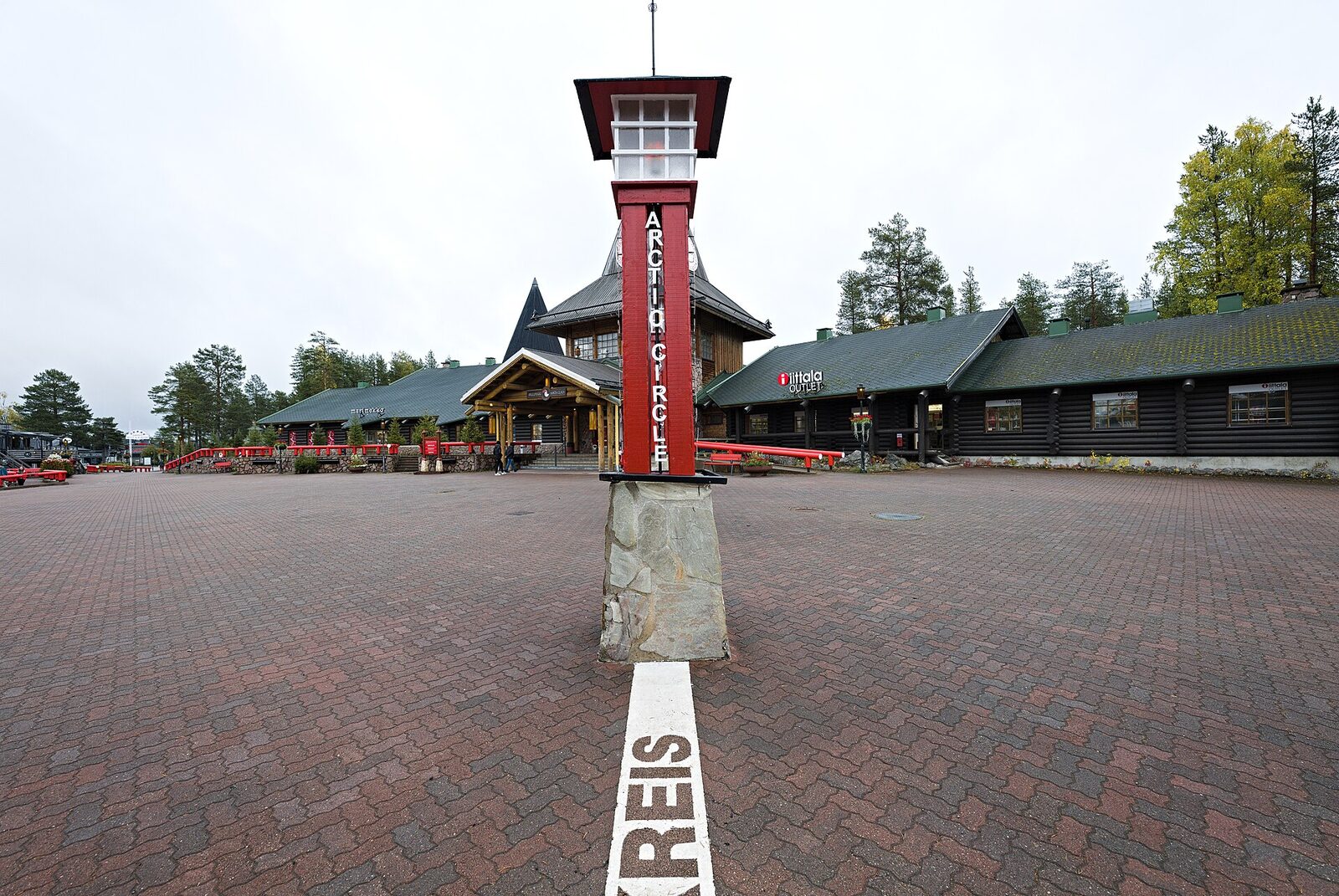 Čára polárního kruhu v Santa Claus Village u Rovaniemi