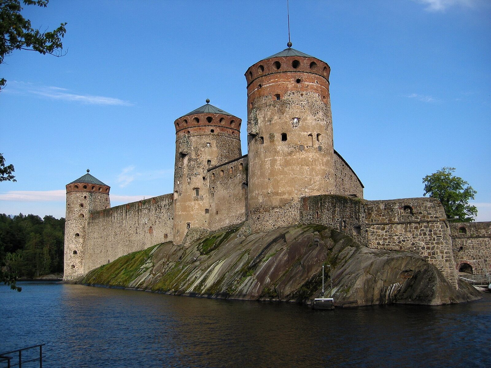 Hrad Olavinlinna na skalnatém ostrově v Savonlinně