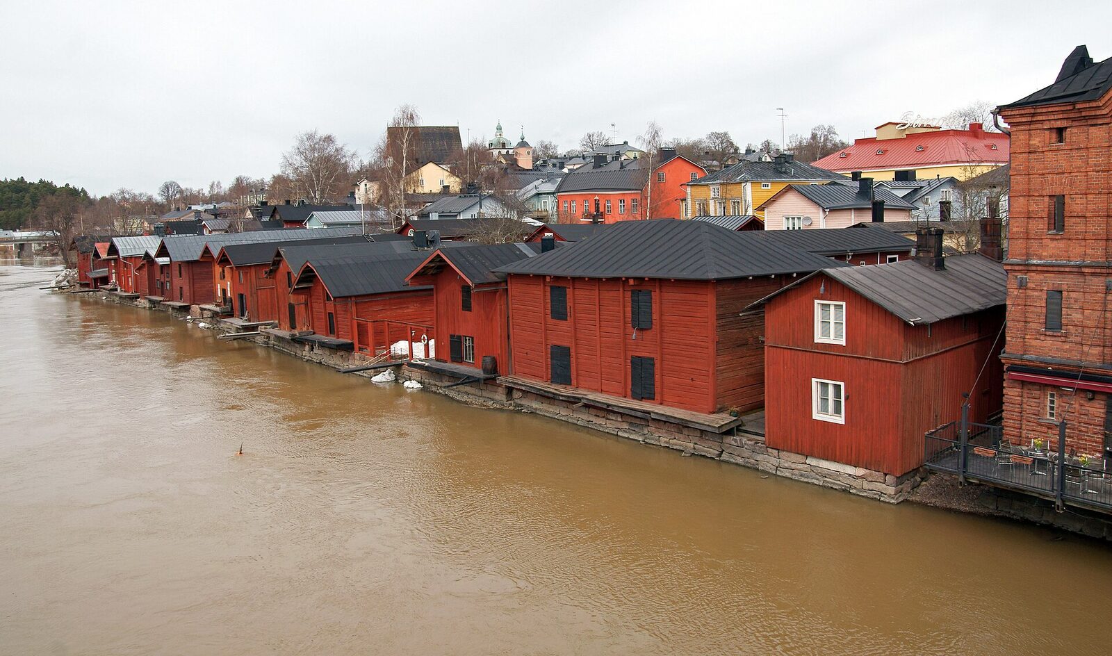 Červené dřevěné sklady na břehu řeky v Porvoo