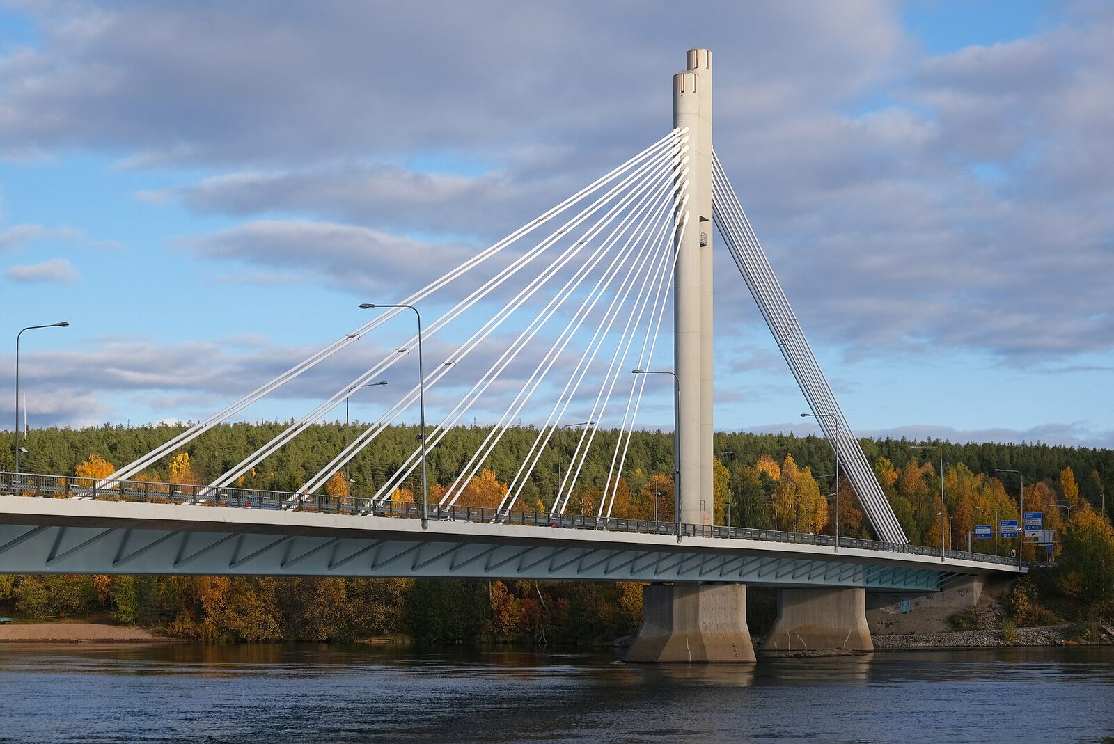 Most Jätkänkynttilä přes řeku Kemijoki v Rovaniemi